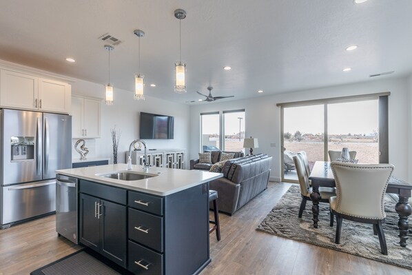 Interior - Snow Canyon Balcony Views - 4BR + Loft on the 18th (St. George)