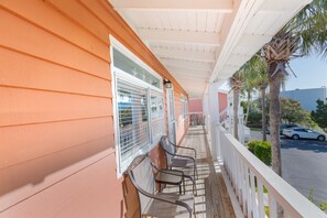 Property grounds - Beach Vibes #204 Beautiful 1 Bed + Sleeper, Pool (Isle of Palms)