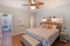 1 habitación, tabla de planchar con plancha y cuna de viaje 