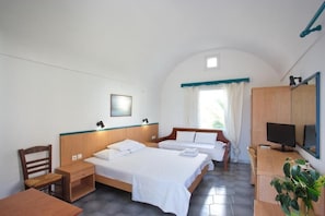 In-room safe, soundproofing, free WiFi, bed sheets - Sunrise Studios in Perissa (Santorini)