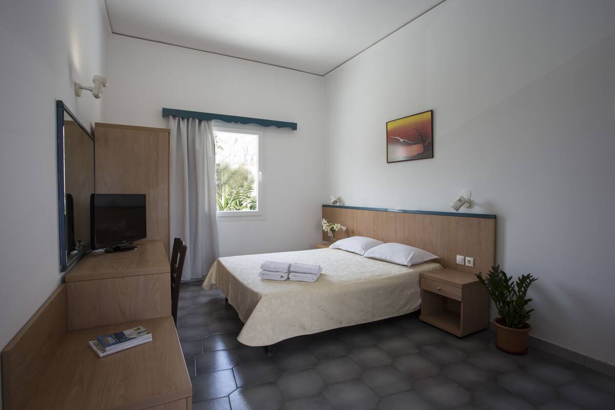 In-room safe, soundproofing, WiFi (free), bed sheets