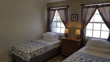 2 habitaciones, tabla de planchar con plancha y cuna de viaje