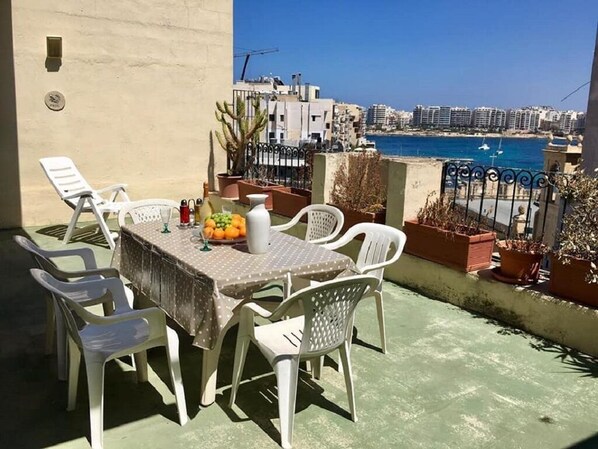 Outdoor dining - St Julians Mansionette with terrace and astonishing seaviews (St Julians)