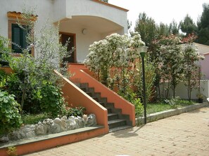 Property grounds - VILLA CARLA B Two-room apartment with kitchenette, internal parking (Vieste)