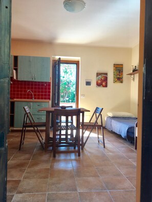 Dining - VILLA CARLA B Two-room apartment with kitchenette, internal parking (Vieste)