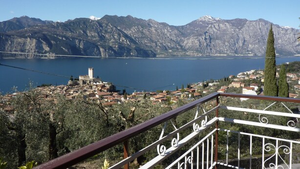 A mountainous landscape with a lake, a small town, and a bridge. - Apartment in Malcesine on Lake Garda. New, with panoramic Parking. (Malcesine)