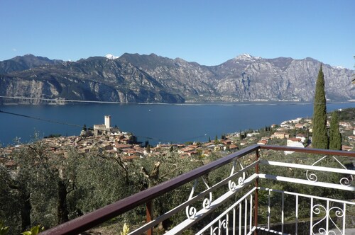 Ferienwohnung in Malcesine am Gardasee. Neu, mit Panorama-Parkplatz.