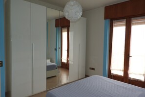 2 habitaciones, tabla de planchar con plancha, wifi y ropa de cama