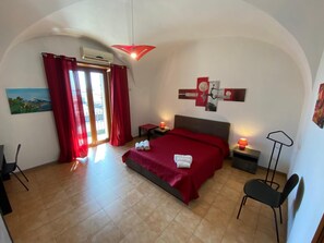 Desk, blackout curtains, soundproofing, free WiFi - Street Art House (Catania)