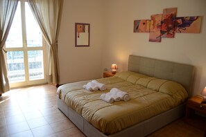 Basic Double Room, Harbour View | Desk, blackout curtains, soundproofing, free WiFi - Street Art House (Catania)