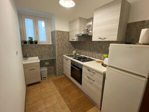 Grand réfrigérateur, four, plaque de cuisson