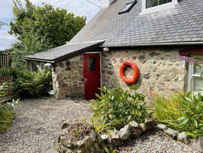 Exterior - Amazing sea views Set in 7 acres of fields Dog friendly On the welsh coast path. (Nefyn)