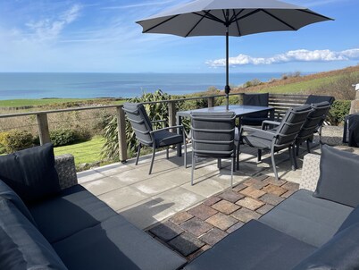 Amazing sea views Set in 7 acres of fields Dog friendly On the welsh coast path.