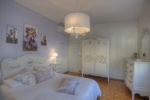 2 bedrooms, iron/ironing board, travel cot, free WiFi