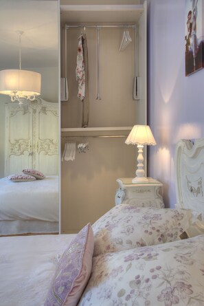 2 bedrooms, iron/ironing board, travel cot, free WiFi -  'CASA GRANDIS' charm in the heart of Bordighera  (Bordighera)
