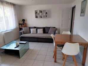 Smart TV, libros y estéreo 