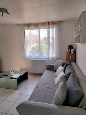 Smart-TV, Bücher, Stereoanlage