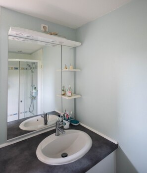 Douche, sĂšche-cheveux, serviettes fournies