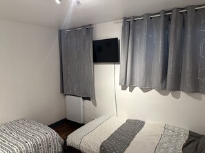 2 chambres, bureau, fer et planche Ă repasser, lit parapluie