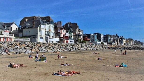 A beach with people sunbathing and swimming, and colorful houses in the background. - House / Villa - Agon Coutainville (Agon-Coutainville)