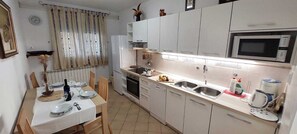 Kühlschrank, Mikrowelle, Ofen, Herdplatte