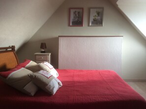2 chambres, fer et planche à repasser, Wi-Fi, draps fournis