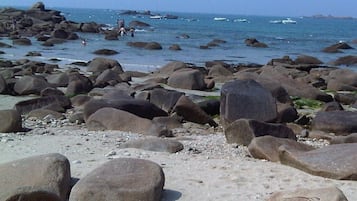 Vlak bij het strand, ligstoelen aan het strand
