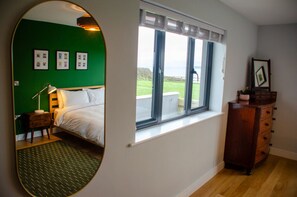4 bedrooms, iron/ironing board, travel cot, free WiFi - Stunning luxury cliff top retreat - direct access to the South West Coast Path. (Bude)