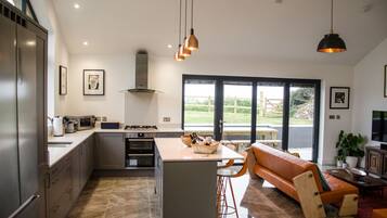 Geladeira, micro-ondas, fogão, cooktop