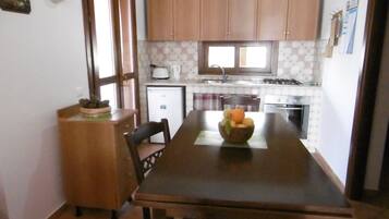 KĂŒhlschrank, Ofen, Herdplatte, Wasserkocher mit Kaffee-/Teezubehör