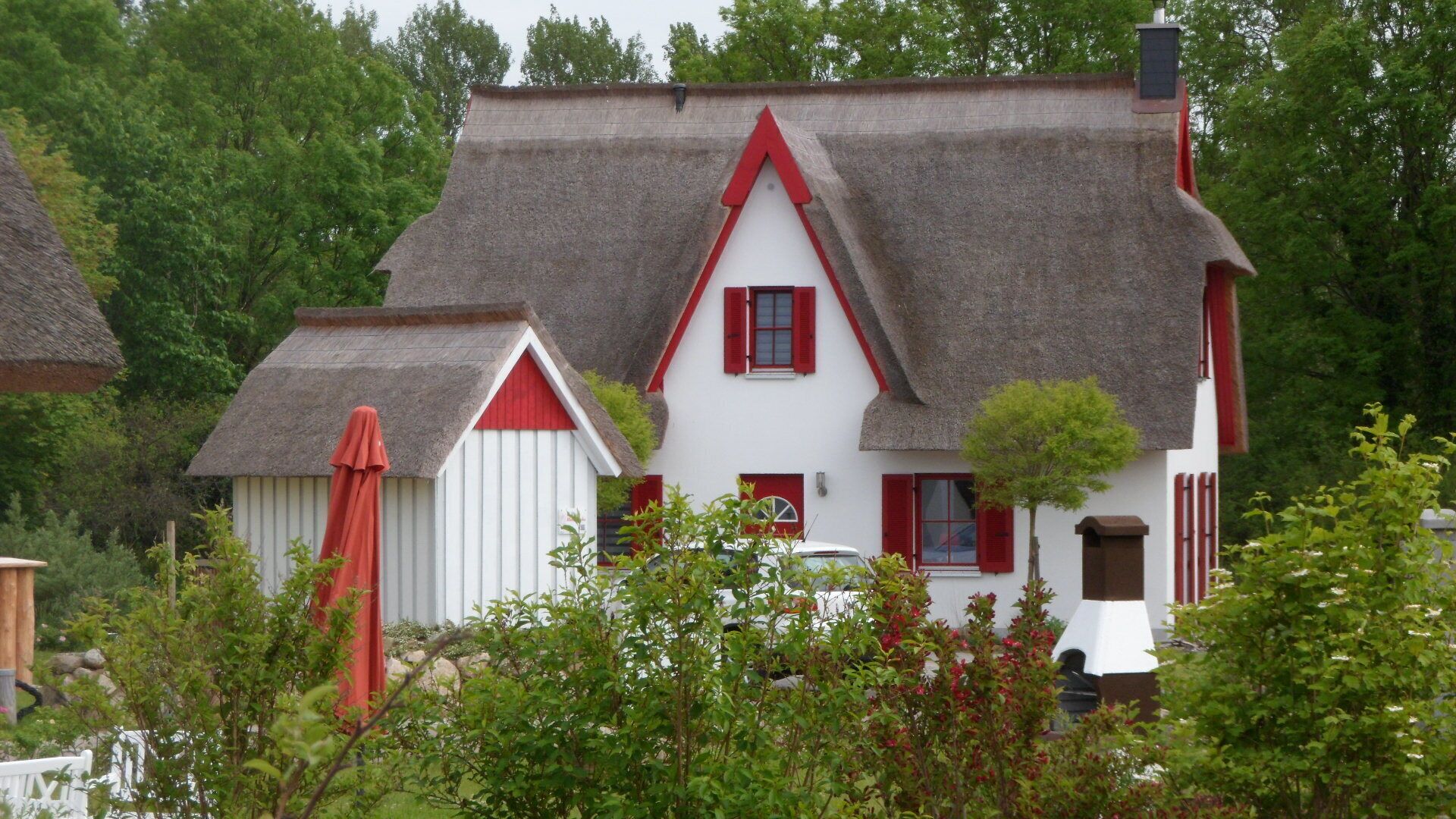 Thatched roof house with fireplace, sauna and large garden, just a few minutes to the beach