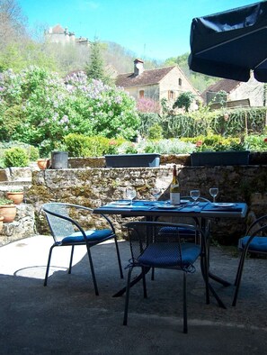 Outdoor dining - Landmarked stone house by a stream with extraordinary charm (Frontenay)