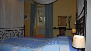 A bedroom with a bed, curtains, a window, a mirror, and a lamp. - Landmarked stone house by a stream with extraordinary charm (Frontenay)