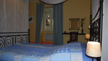 2 bedrooms, iron/ironing board, travel cot, free WiFi