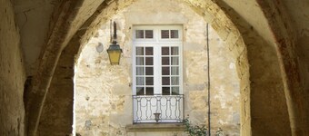 Steinhus, turstier skiltet topp, beskyttet monument ved elvebredden
