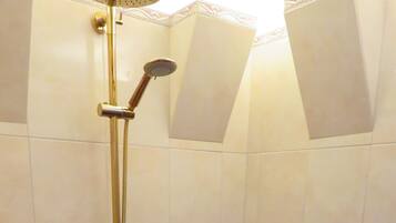 Haartrockner, Handtücher, Shampoo, Toilettenpapier