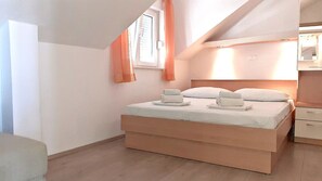 1 bedroom, free WiFi, bed sheets - Large fantastic sea view terrace and local panorama - 3 minutes walk to the beach (Baška Voda)