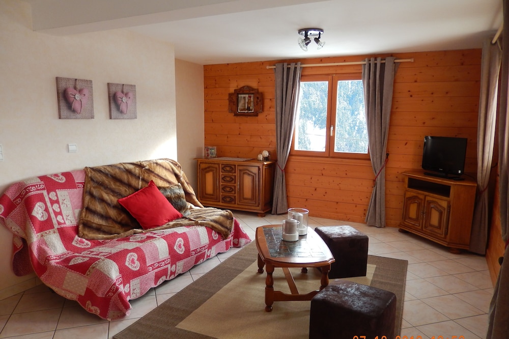 Spacious furnished apartment overlooking the Aravis range, sunny, quiet, 76 m2