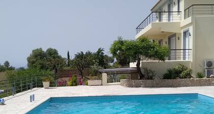 AlphaVilla –Erholen Sie sich in dieser ruhigen Umgebung und mit einer wunderschönen Sicht aufs Meer. Herzlich Willkommen!