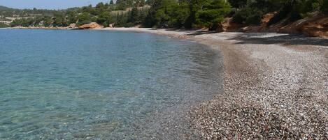 Una playa cerca, sillas reclinables de playa