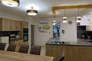 Fridge, microwave, oven, dishwasher - Gîte de Bellevue with indoor pool (BERGESSERIN)