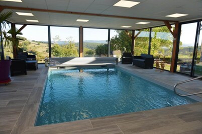 Casa con piscina interior climatizada, spa y baño de vapor.
