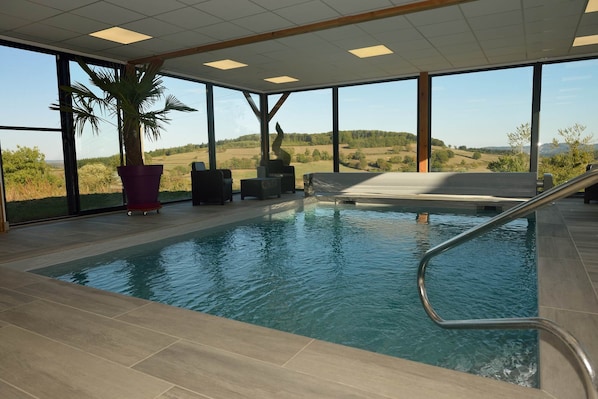 Piscine intérieur chauffée avec vue sur la vallée