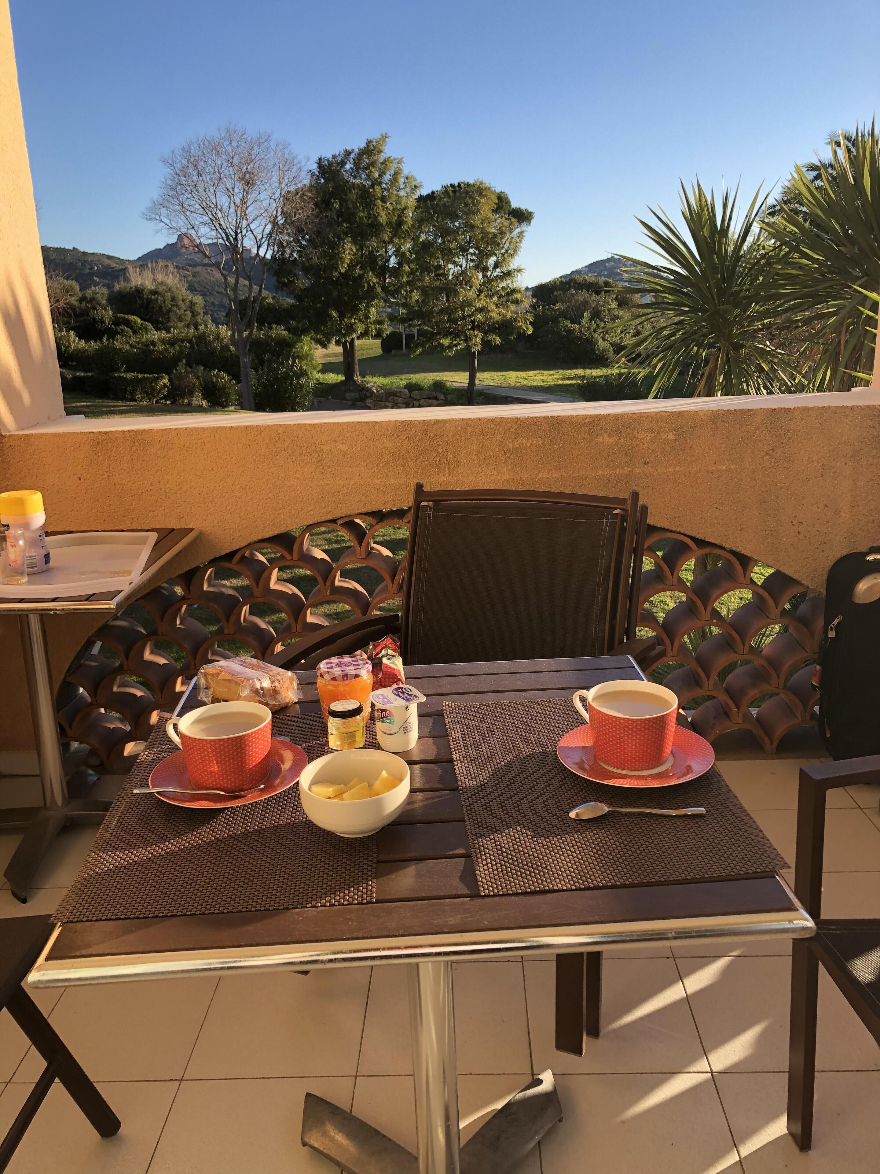 Roches d'Azur Studio 3 * sea and mountain view. Access to swimming pools, wifi, parking included!