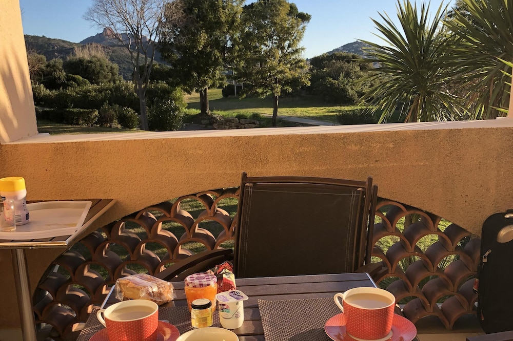 Roches d'Azur Studio 3 * sea and mountain view. Access to swimming pools, wifi, parking included!