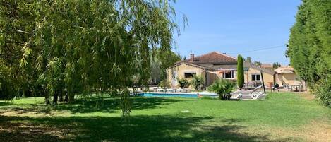 Een verwarmd zwembad