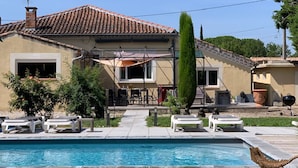 A house with a swimming pool, outdoor furniture, and a garden. -  Villa for 8 persons with a brand new pool, large garden area, close to the Isle (L'isle-Sur-La-Sorgue)