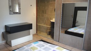 A bedroom with a bed, a bedside table, a mirror, and a wardrobe. -  Villa for 8 persons with a brand new pool, large garden area, close to the Isle (L'isle-Sur-La-Sorgue)