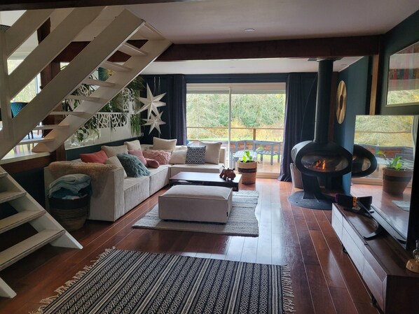 تلفزيون ذكي، مدفأة، مشغل دي في دي، كرة قدم الطاولة