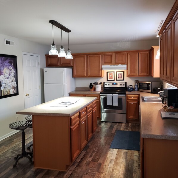 Een koelkast, een magnetron, een oven, een kookplaat